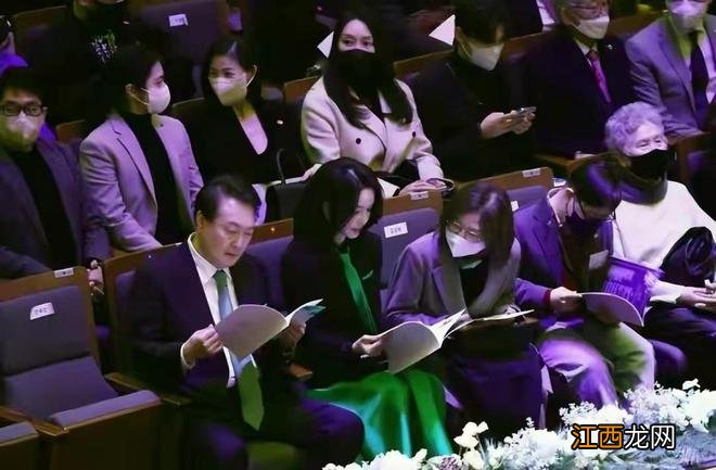 韩国第一夫人参加新年演出把人美到！一身造型好华丽，又变嫩了