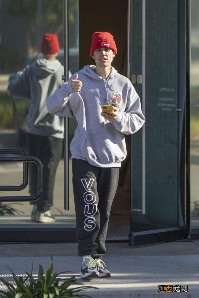 比伯真是卫衣控,一身蓝色穿搭活力满满,身旁妻子大长腿很抢镜