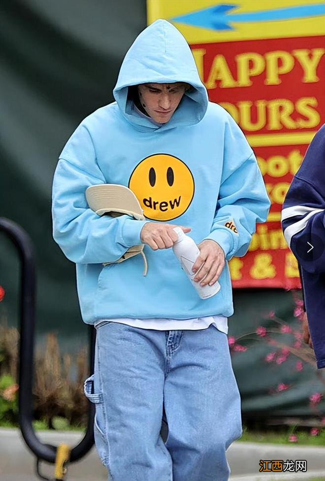 比伯真是卫衣控,一身蓝色穿搭活力满满,身旁妻子大长腿很抢镜