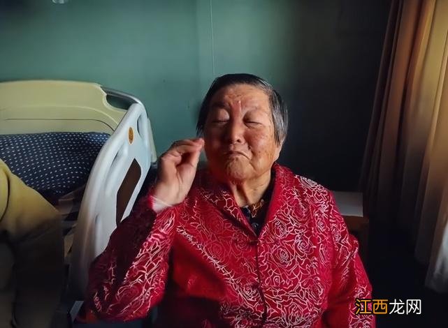 歌手火风悲伤宣布母亲去世，半个多月前还在医院陪伴老伴