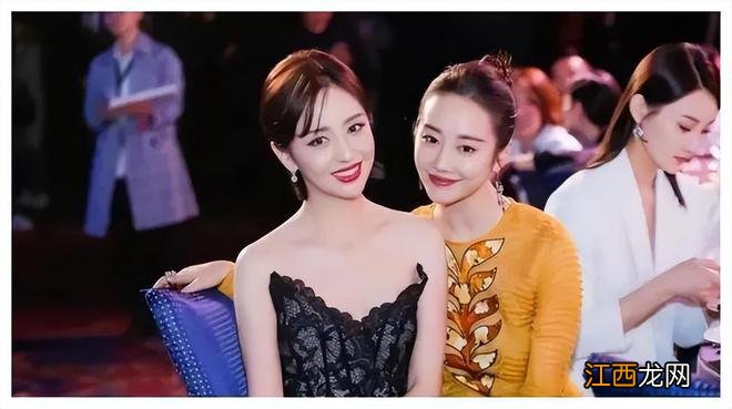 李纯被曝新恋情，被马頔从背后紧抱和摸手，在机场嬉笑打闹很甜蜜