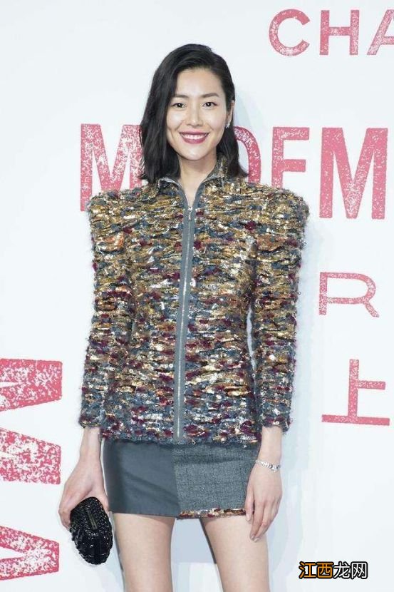 看了刘雯的穿搭，才知道小香风外套这样穿很显贵，且自带高级感