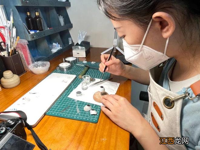 眼睛会发光!这“90后”姑娘火了