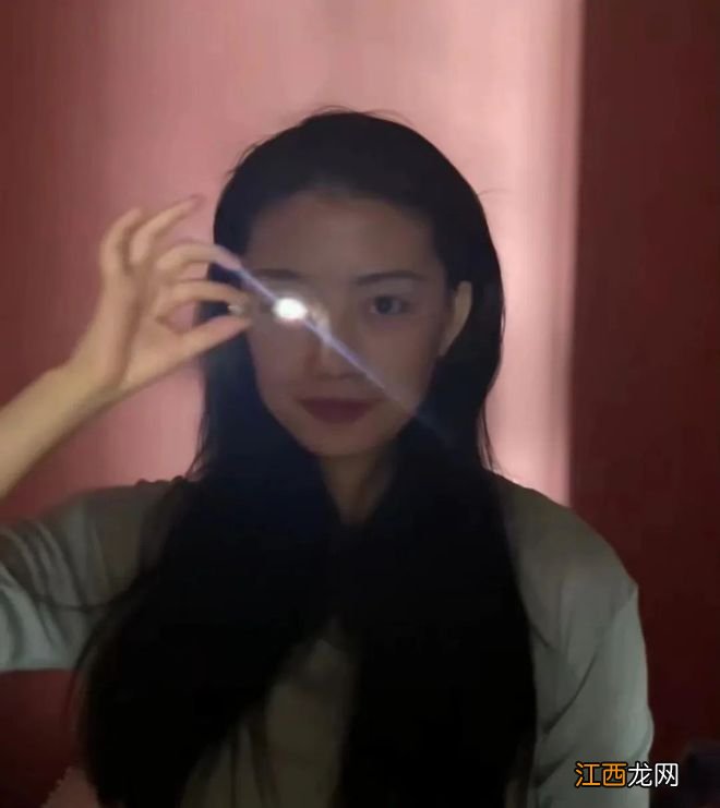眼睛会发光!这“90后”姑娘火了