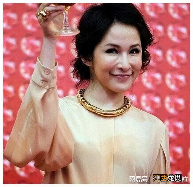 “清纯玉女”到“满脸科技”，这3位整容的女星，一个比一个心酸