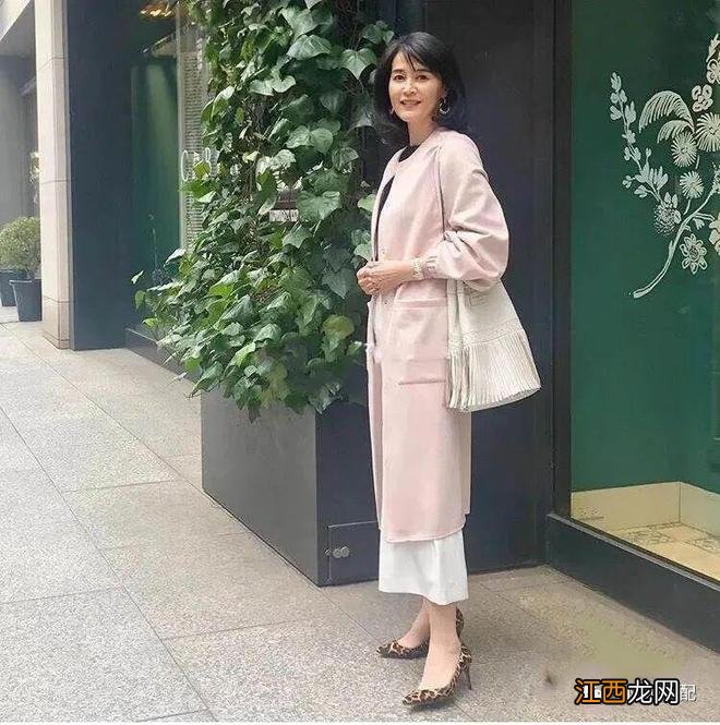 看了日本主妇的穿搭，才明白：不扮嫩、不花哨，优雅到骨子里