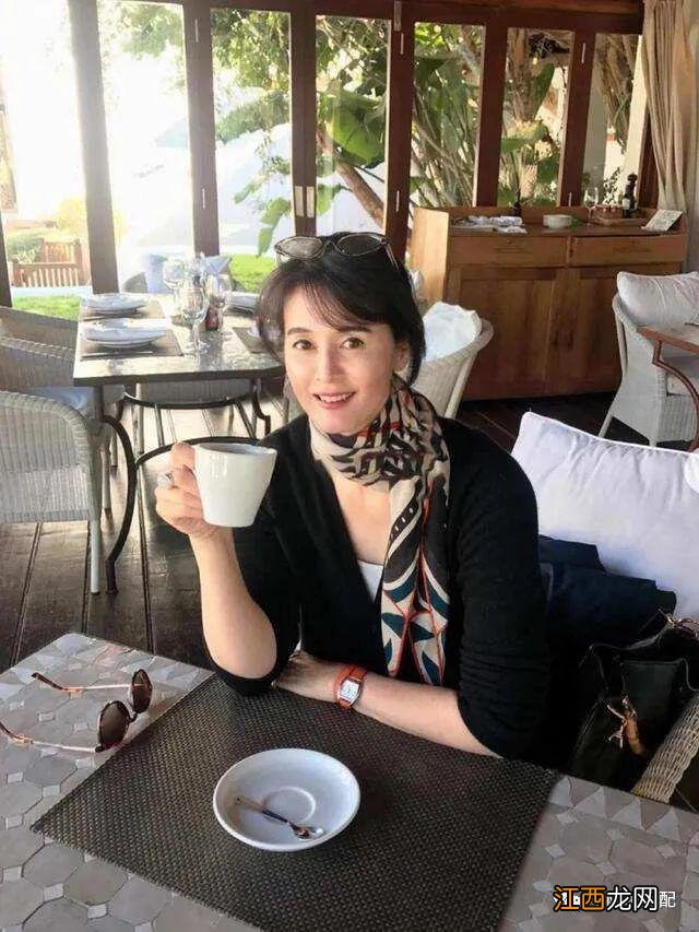 看了日本主妇的穿搭，才明白：不扮嫩、不花哨，优雅到骨子里