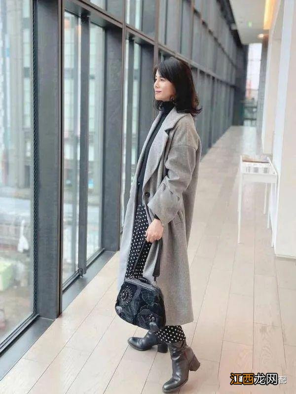 看了日本主妇的穿搭,才明白:不扮嫩、不花哨,优雅到骨子里