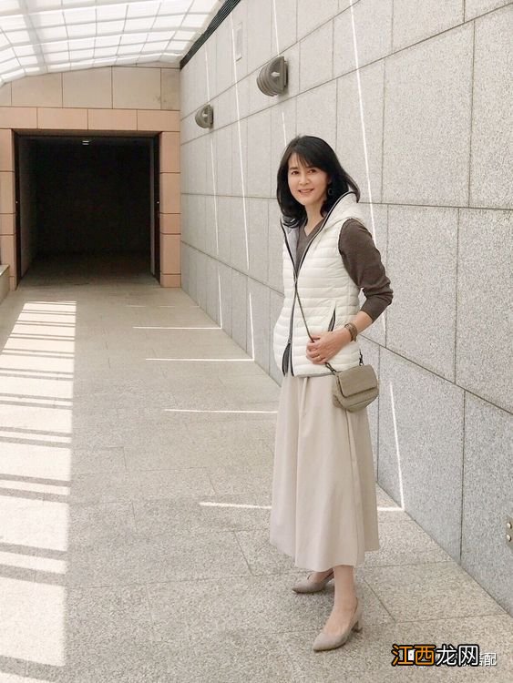 看了日本主妇的穿搭,才明白:不扮嫩、不花哨,优雅到骨子里