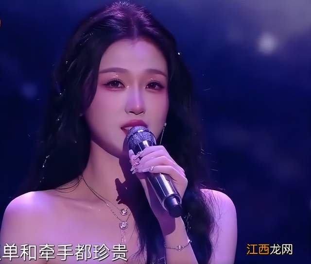 七大跨年晚会明星造型来了！baby少女杨幂贵妇，杨紫露肩显壮