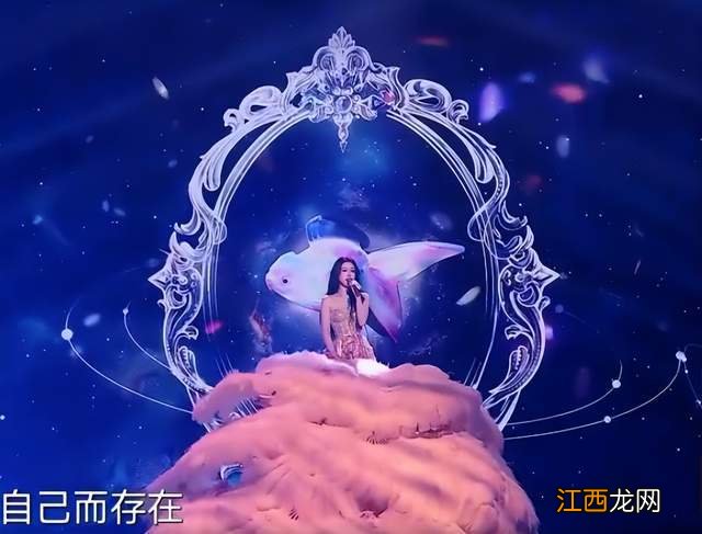 七大跨年晚会明星造型来了！baby少女杨幂贵妇，杨紫露肩显壮