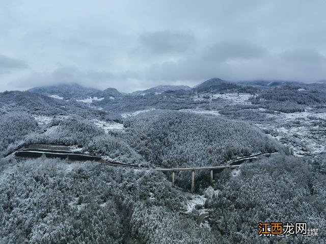 云南罗平：雪落小城美如画