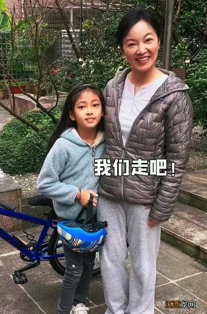 阿雅8岁女儿首曝光！浓眉大眼神似“活佛“老爸，性格软糯超温柔