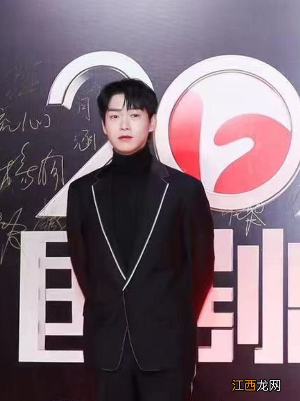 恋情被曝13天后，秦岚、魏大勋同台不同框，前后脚登台却暗暗发糖