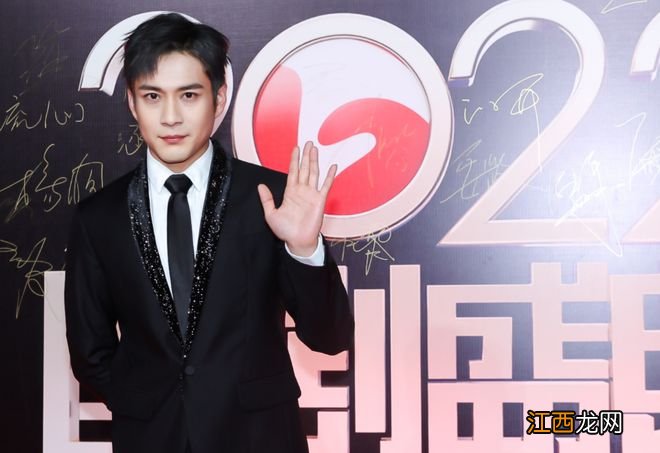 恋情被曝13天后，秦岚、魏大勋同台不同框，前后脚登台却暗暗发糖