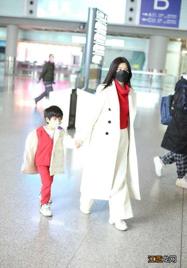 陈妍希6岁儿子罕露正脸，眼神忧郁更像爸，她穿一身红白色很高级