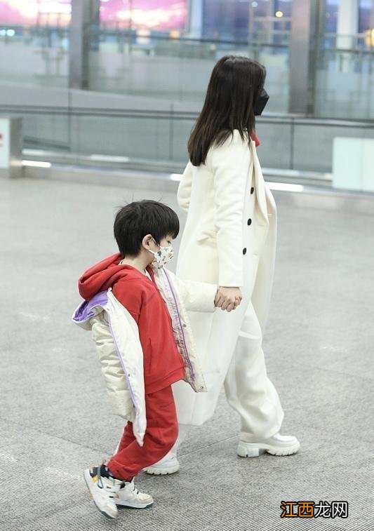 陈妍希6岁儿子罕露正脸，眼神忧郁更像爸，她穿一身红白色很高级