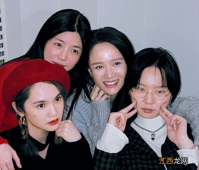 杨丞琳晒合照庆圣诞:与陈乔恩陈妍希周笔畅开心比耶,氛围好欢乐