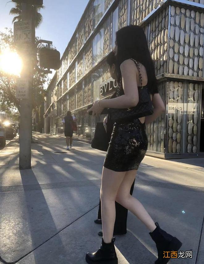 李咏20岁女儿晒街拍照,穿吊带短裙挽着母亲逛街,身材出众好自信