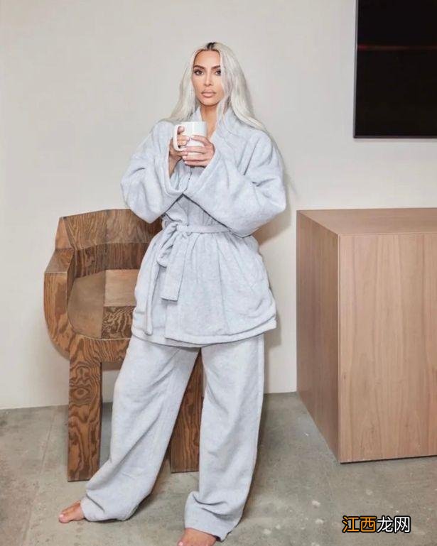 42岁金·卡戴珊穿清凉装大秀标志性美背，却被粉丝抨击“太俗气”