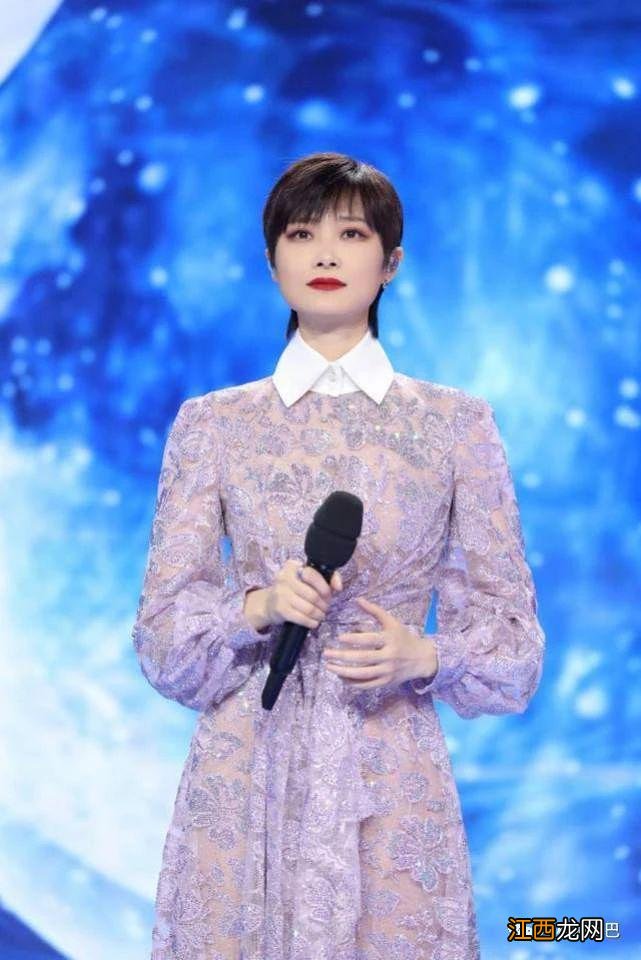 有一种“性感”,叫李宇春穿裙子丝袜、露深V,别有一番“风味”