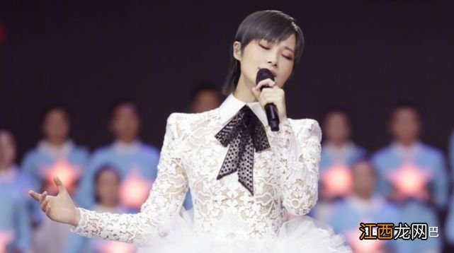 有一种“性感”,叫李宇春穿裙子丝袜、露深V,别有一番“风味”