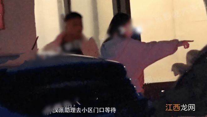 38岁海陆恋爱实锤，与男子挽手遛狗，路上被对方搂着脖子甜蜜接吻