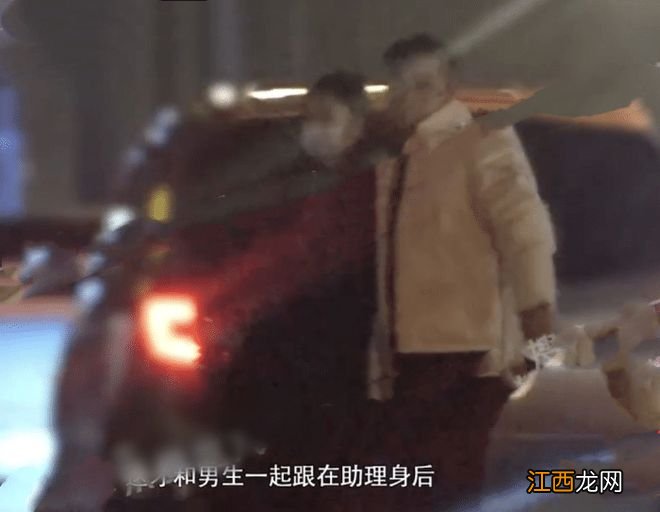 38岁海陆恋爱实锤，与男子挽手遛狗，路上被对方搂着脖子甜蜜接吻