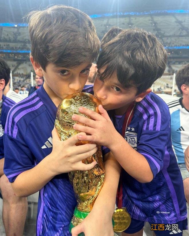 泪目，梅西妈妈找到儿子揽入怀中，谁注意安妞举动，乔治娜学不来