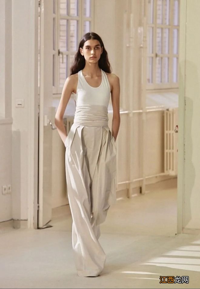 穿裤子也讲松弛感了?难怪“水坑裤”这么火!