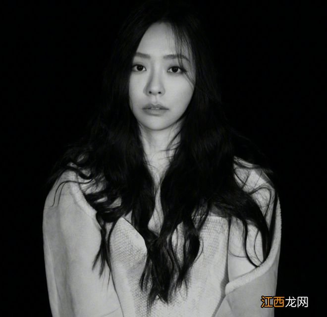 黄奕确诊新冠仍直播,自嘲发烧到快大火收汁了,用刮痧缓解鼻塞