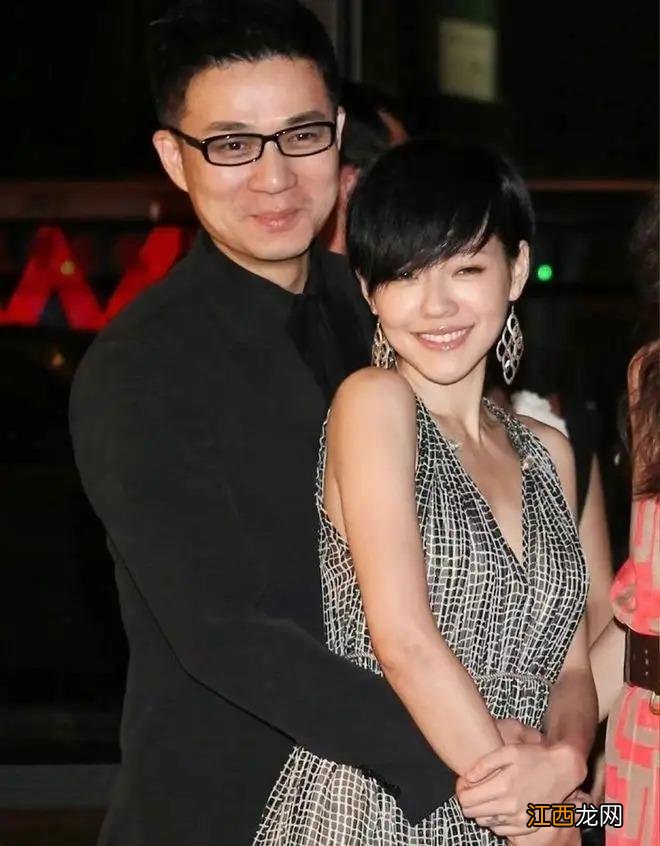 小S深夜喝酒放松，床垫上放着许雅钧的外套，3个女儿点赞