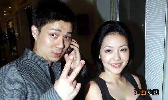 小S深夜喝酒放松，床垫上放着许雅钧的外套，3个女儿点赞