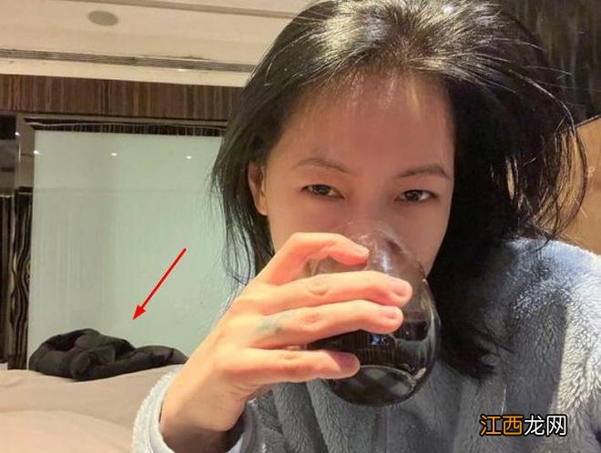 小S深夜喝酒放松，床垫上放着许雅钧的外套，3个女儿点赞