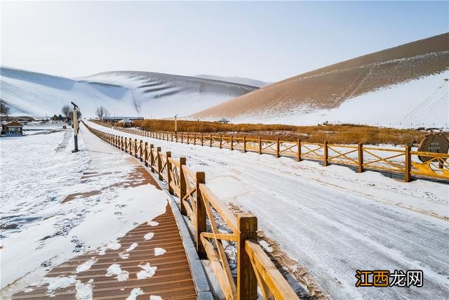 敦煌大漠：雪后初霁美景如画