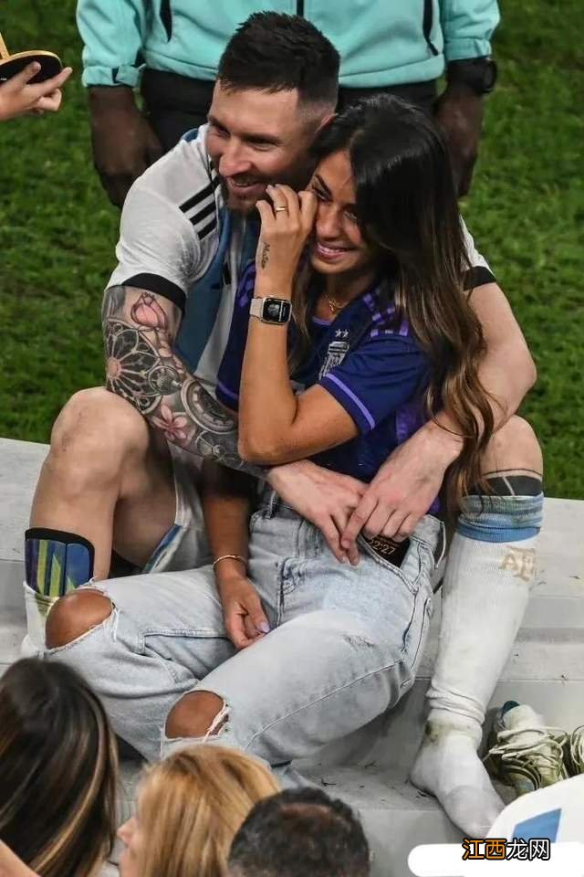 梅西夺冠之夜,央视贺炜解说让人破防了,梅西柔情地把老婆拥入怀