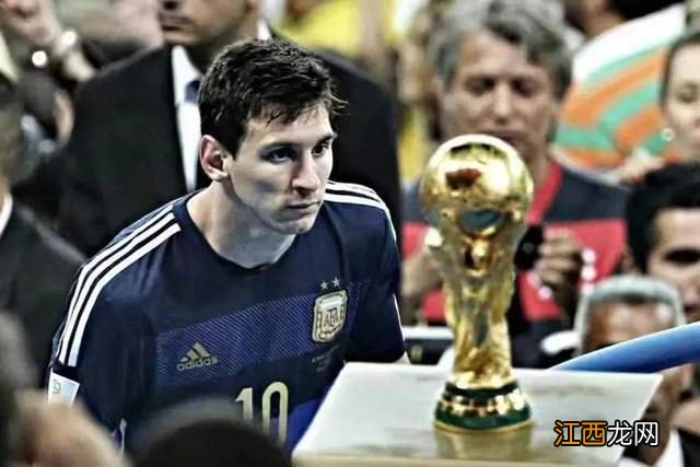 梅西夺冠之夜,央视贺炜解说让人破防了,梅西柔情地把老婆拥入怀