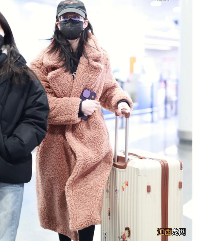 热巴戴双层口罩现身机场,穿千元外套显低调,头戴杨幂同款棒球帽