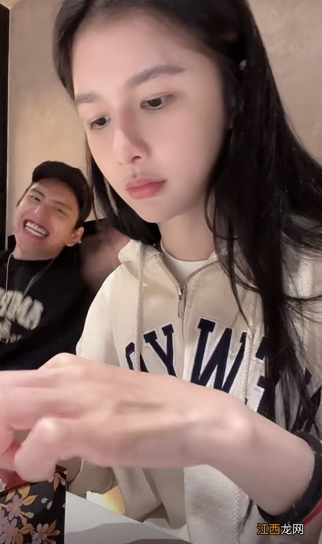 蔡卓宜官宣恋情后大方秀恩爱，王大陆搞怪入镜，摸女友秀发好宠溺