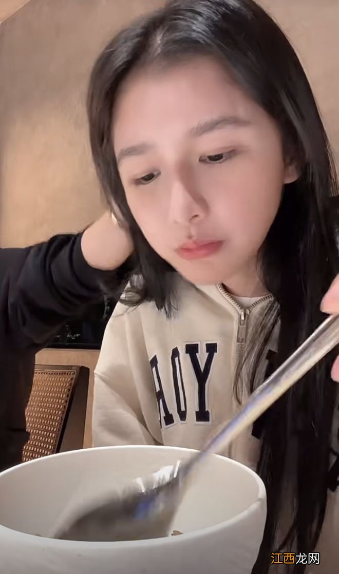 蔡卓宜官宣恋情后大方秀恩爱，王大陆搞怪入镜，摸女友秀发好宠溺