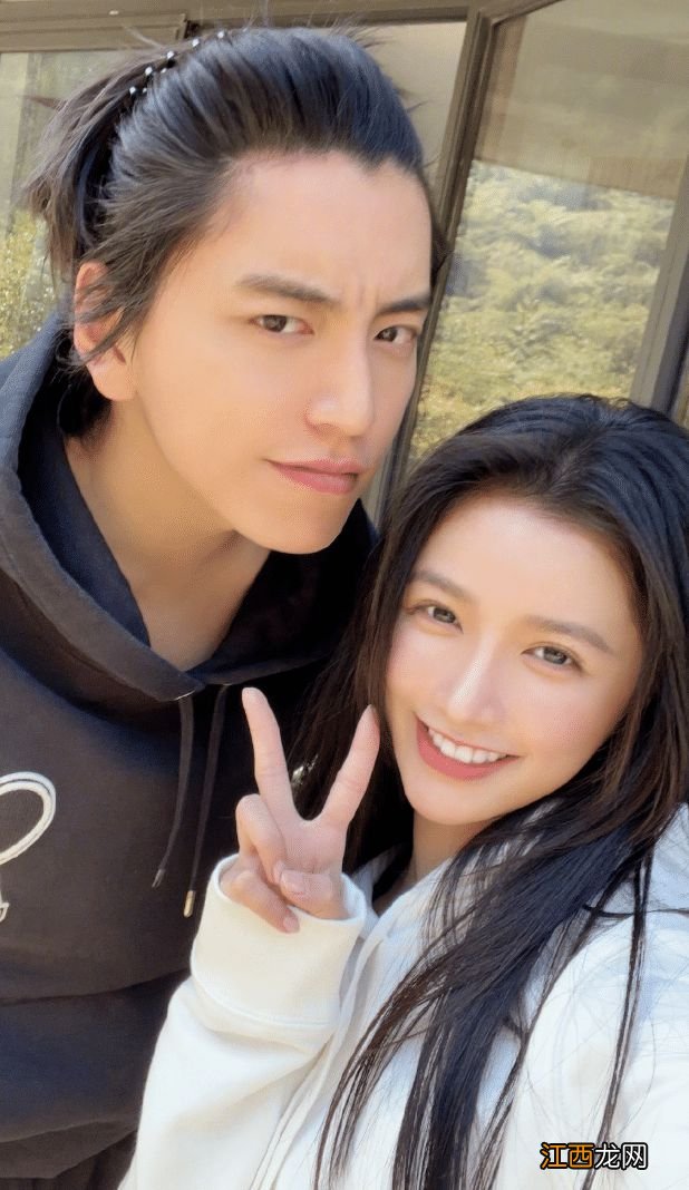 蔡卓宜官宣恋情后大方秀恩爱，王大陆搞怪入镜，摸女友秀发好宠溺