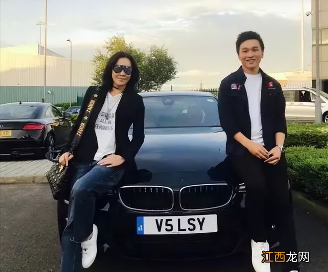 57岁刘嘉玲戴满珠宝高调庆生,与黎姿同框比美,学霸侄子帅气有型