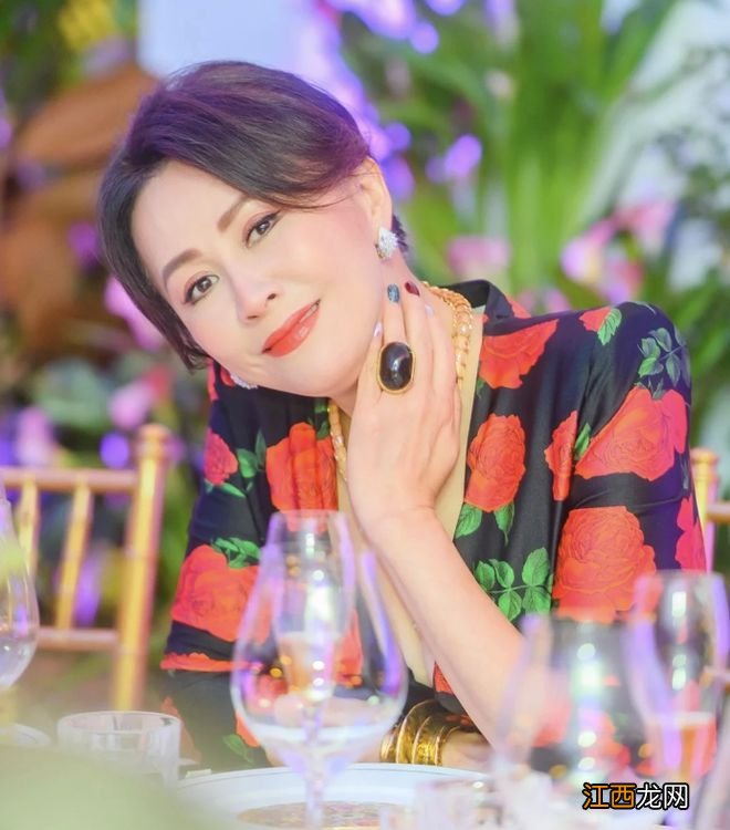 57岁刘嘉玲戴满珠宝高调庆生,与黎姿同框比美,学霸侄子帅气有型