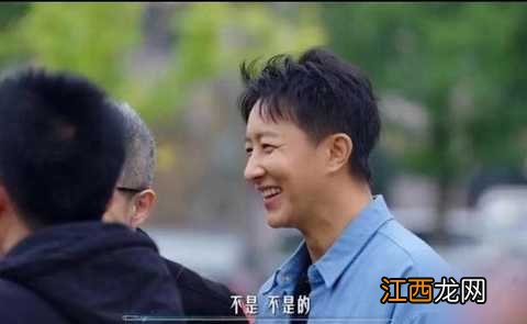 韩庚与友人聚餐撞脸黄磊，升级奶爸身材发福，网友直呼：认不出