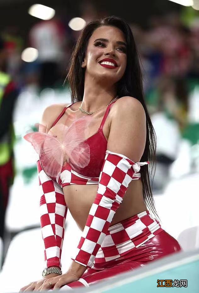 “世界杯最火辣球迷”更火了!克罗地亚小姐乳胶胸衣外穿,太闪耀
