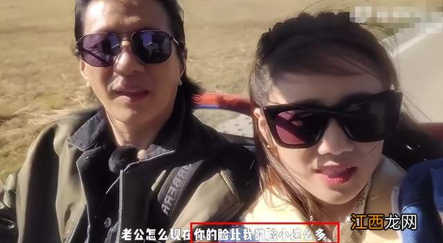 55岁郑钧骑摩托载妻子赶羊，扎小辫打扮帅气，夫妻俩搂抱秀恩爱