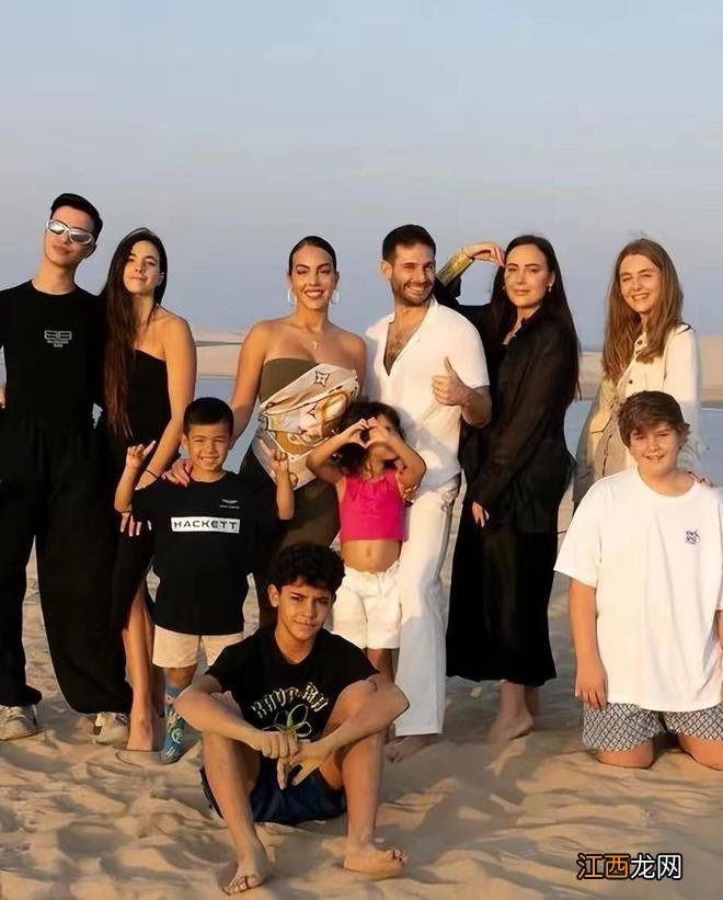 C罗未婚妻在卡塔尔真敢炫富!把LV丝巾当上衣,戴1500万珠宝太壕