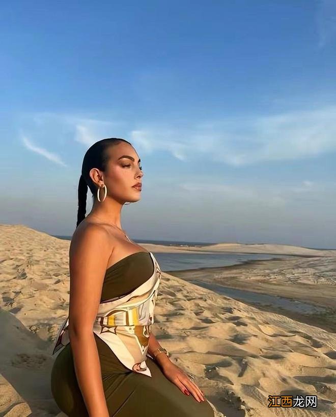 C罗未婚妻在卡塔尔真敢炫富!把LV丝巾当上衣,戴1500万珠宝太壕