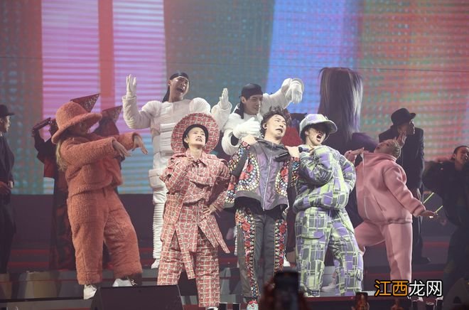 陈奕迅演唱会座无虚席，连唱30首歌冷门曲偏多，甘比舒淇兴奋狂呼