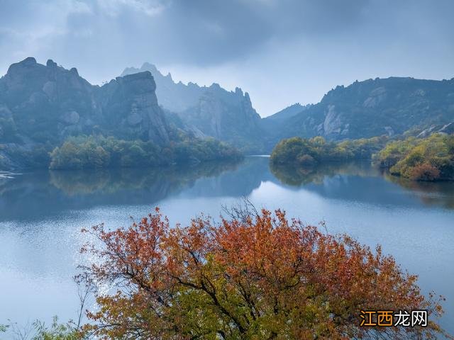 水天一色的嵖岈山宛如一幅水墨画卷